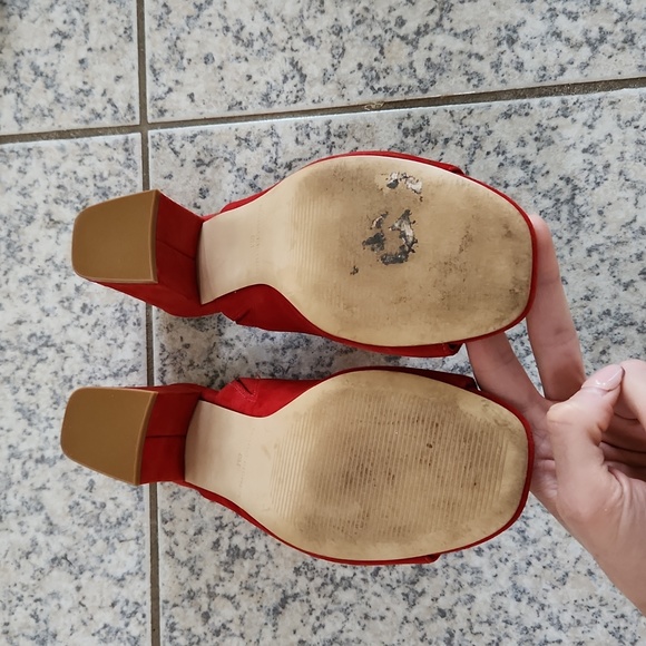 MARC FISHER RED SUEDE MULES - Picture 3 of 3